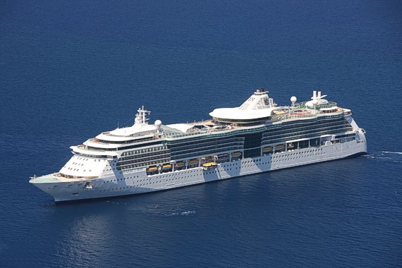 Nuestro precioso buque, el Serenade of the Seas fondeando en Santorini (Grecia) CRUCEROS GRECIA SANTORINI SERENADE OF THE SEAS OFERTAS DESCUENTOS ROYAL CARIBBEAN MEDITERRANEO EXPERIENCIAS ROYAL CARIBBEAN